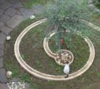 Giardino con fontana e ciottoli